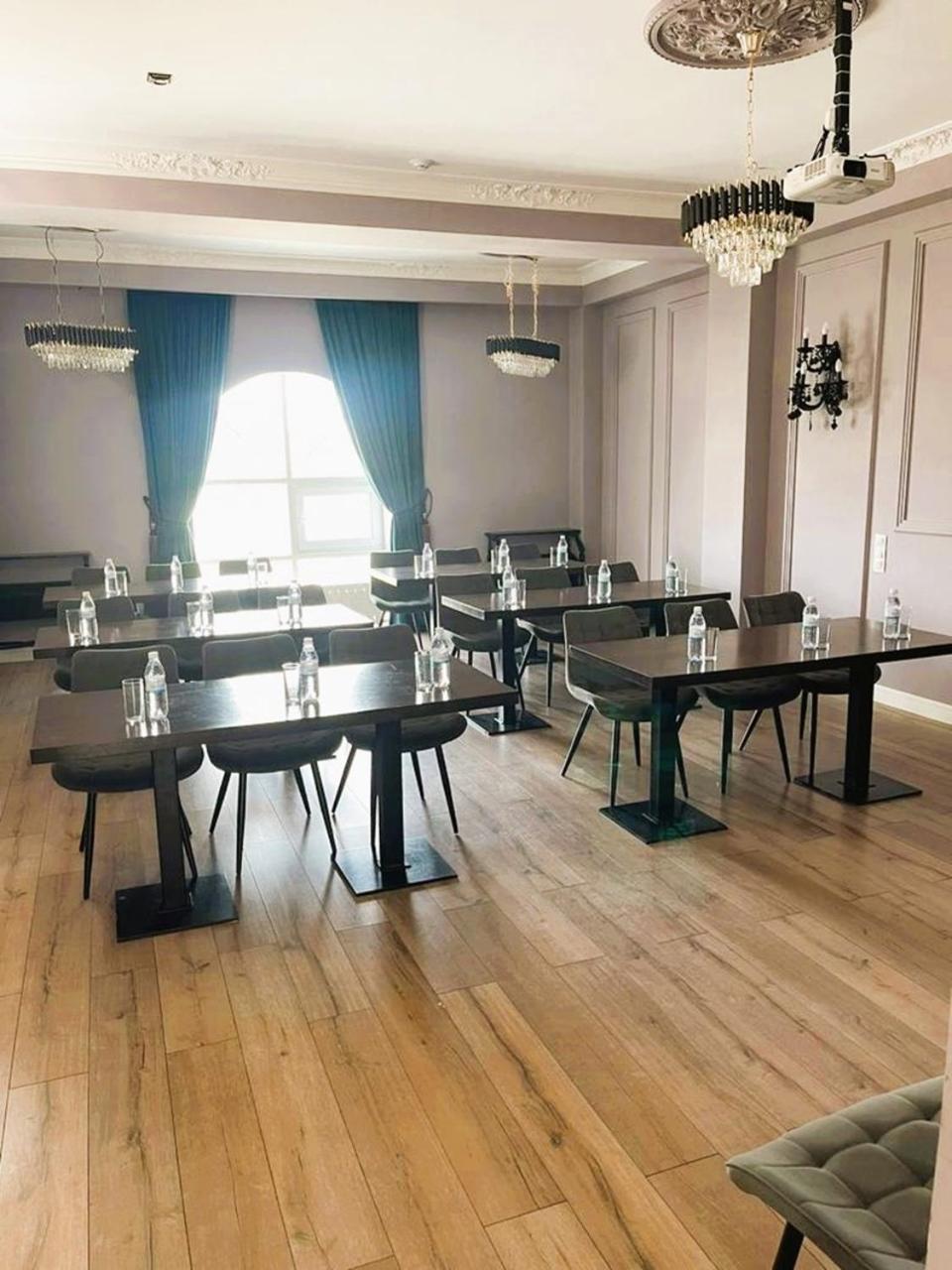 Royal Bv Hotel Öskemen Buitenkant foto