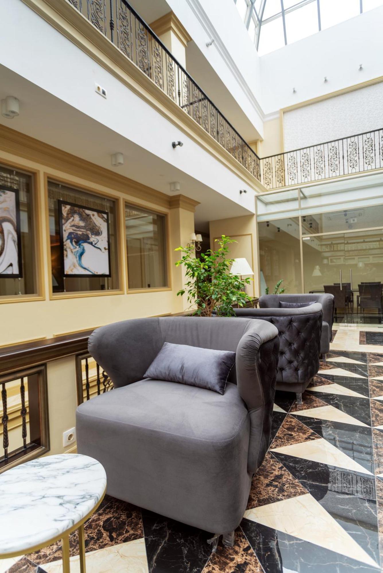 Royal Bv Hotel Öskemen Buitenkant foto