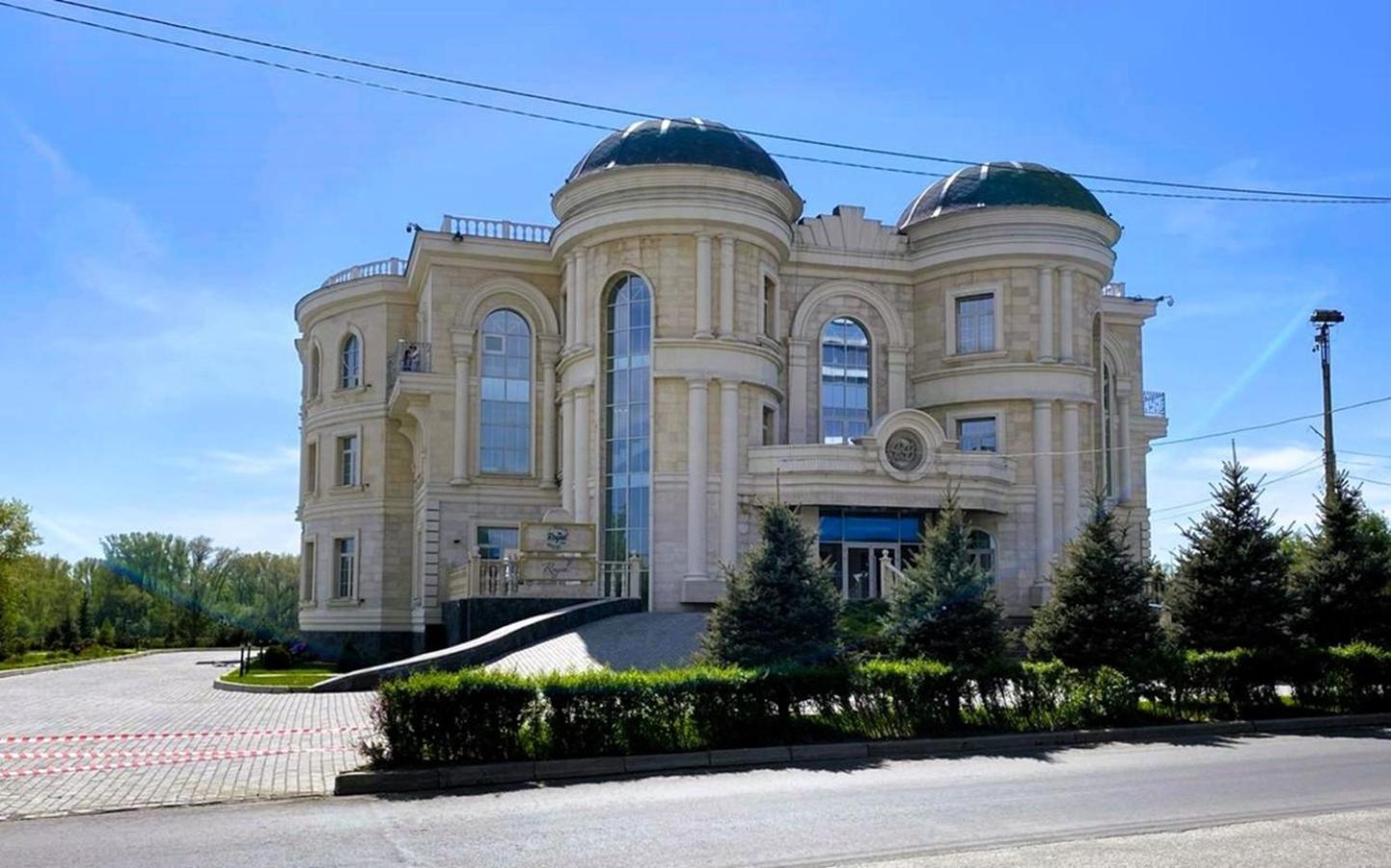 Royal Bv Hotel Öskemen Buitenkant foto