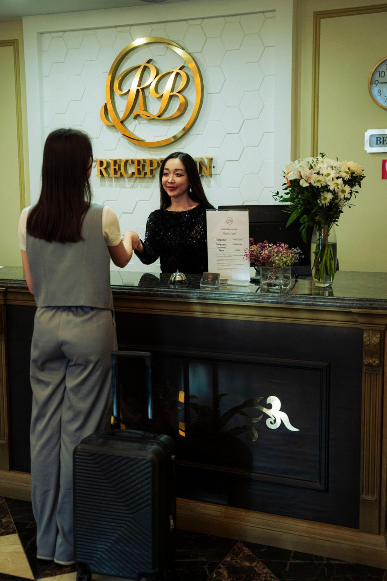 Royal Bv Hotel Öskemen Buitenkant foto
