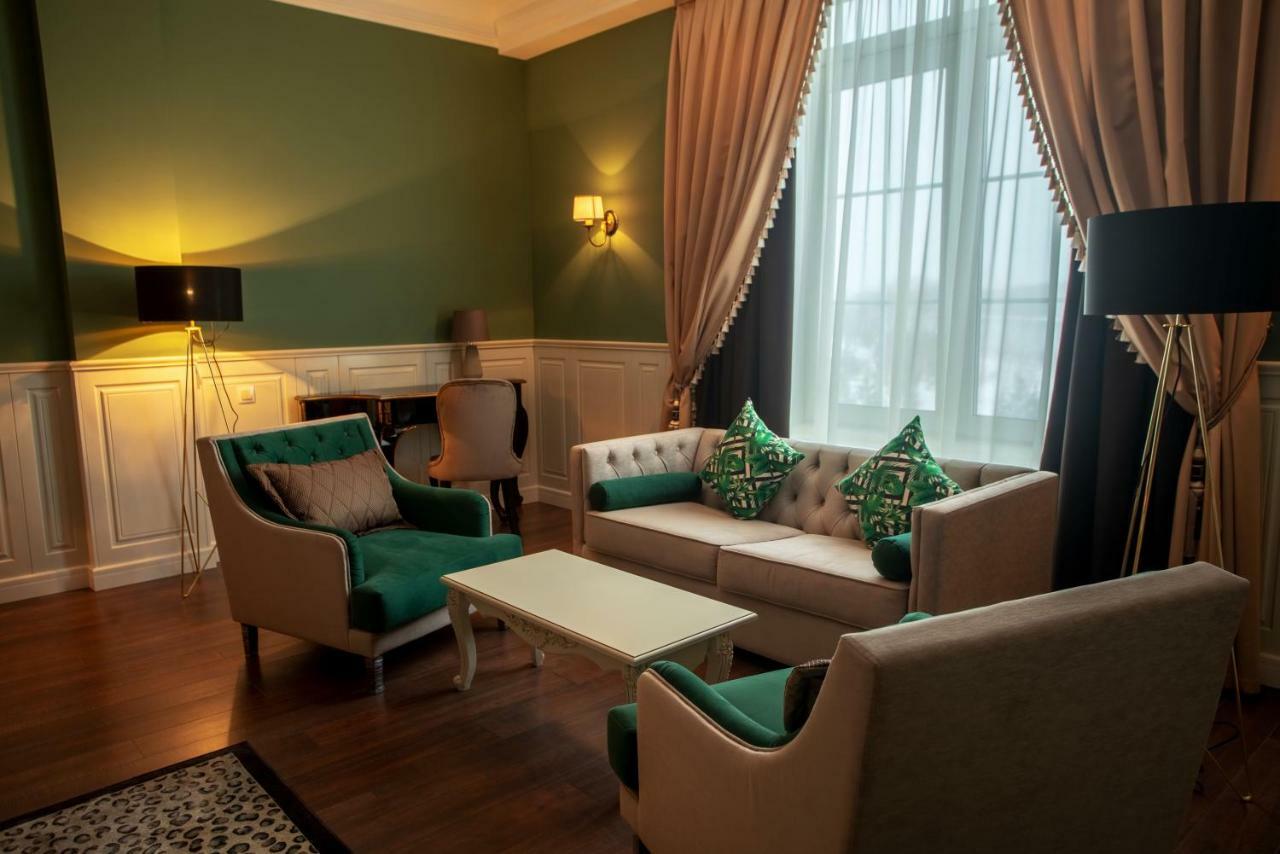 Royal Bv Hotel Öskemen Buitenkant foto